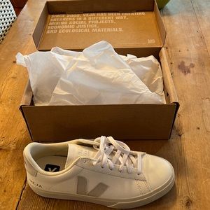Veja woman’s 9 campo shoes brand new in the box